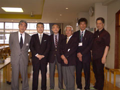 長野小学校長、関田副校長を囲んで、前会長、会長、副会長の記念写真